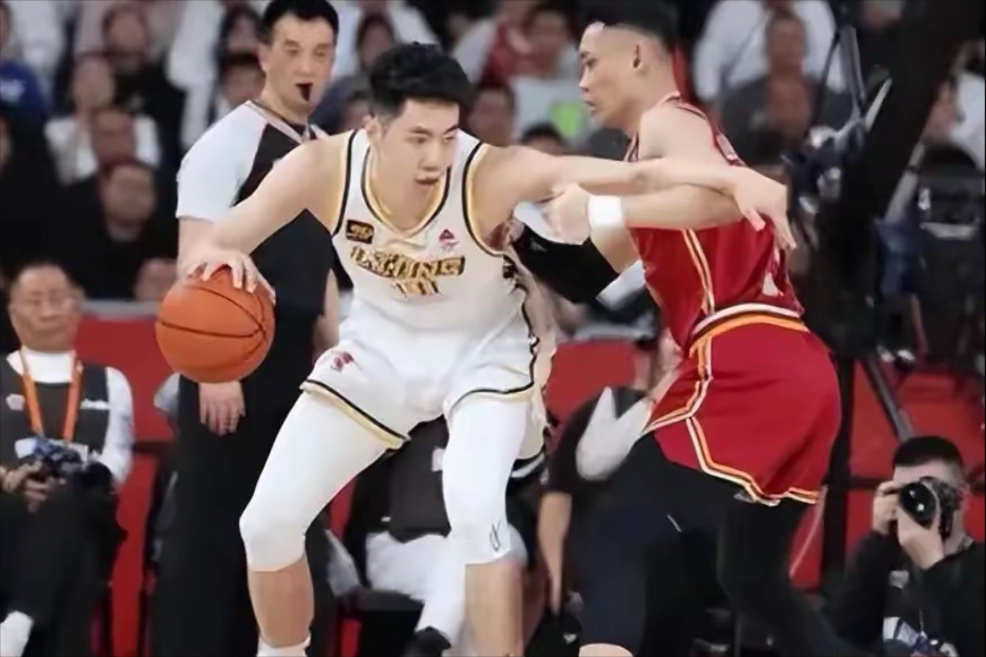 里程碑夜广厦男篮强势反弹，足总杯今晚刷纪录，气氛紧张，高层口径保持一致(梁衡的把栏杆拍遍原文)-体育竞猜